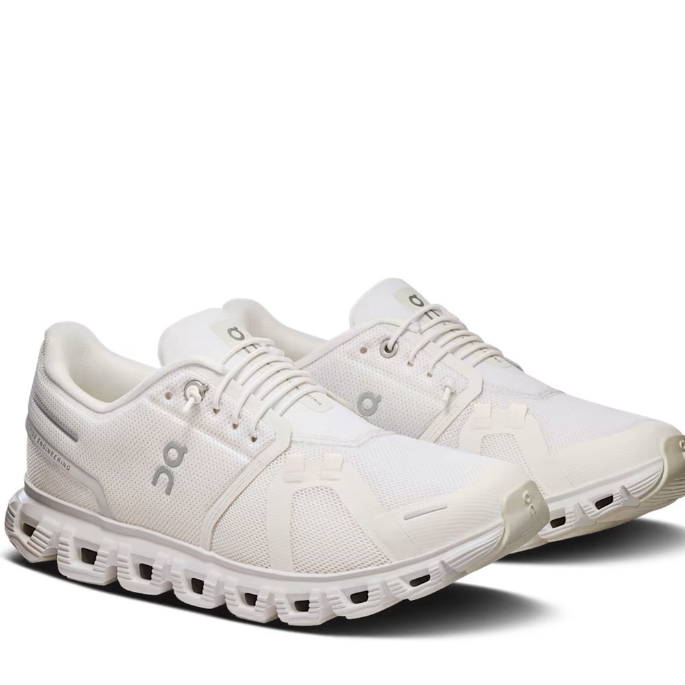 On cloud Cloud 6, SIZE 9 1/2 US